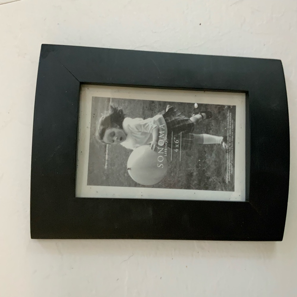 Sonoma 8.5x6.25 black frame picture 4x6